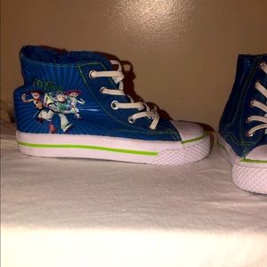 Preowned sneakers/ no sneaker box